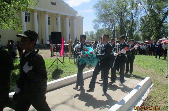 «МӘҢГІЛІК ПОЛК» акция барысында Ұлы Отан соғыс қатысушыларының құрметіне «Еске алу ескерткішіне» гүл шоқтары қойылды.