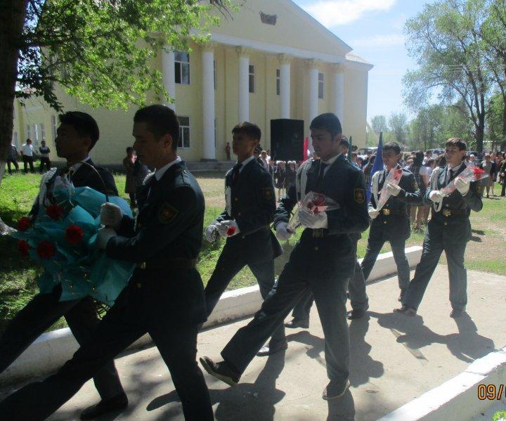 «МӘҢГІЛІК ПОЛК» акция барысында Ұлы Отан соғыс қатысушыларының құрметіне «Еске алу ескерткішіне» гүл шоқтары қойылды.