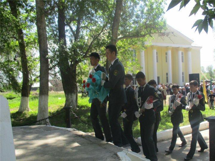 «МӘҢГІЛІК ПОЛК» акция барысында Ұлы Отан соғыс қатысушыларының құрметіне «Еске алу ескерткішіне» гүл шоқтары қойылды.