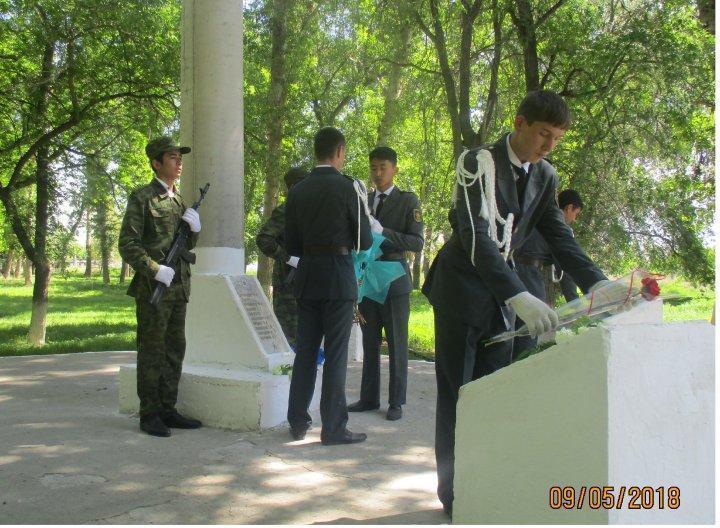 «МӘҢГІЛІК ПОЛК» акция барысында Ұлы Отан соғыс қатысушыларының құрметіне «Еске алу ескерткішіне» гүл шоқтары қойылды.