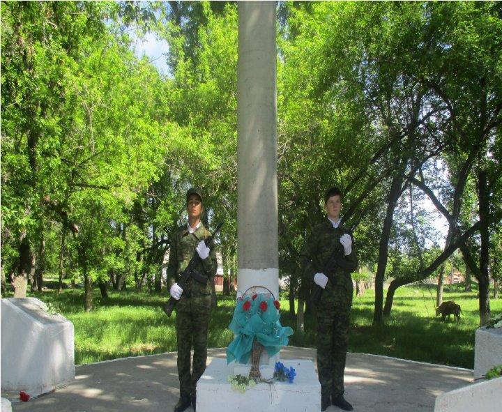 «МӘҢГІЛІК ПОЛК» акция барысында Ұлы Отан соғыс қатысушыларының құрметіне «Еске алу ескерткішіне» гүл шоқтары қойылды.