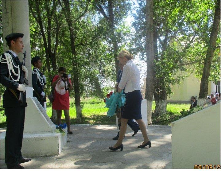 «МӘҢГІЛІК ПОЛК» акция барысында Ұлы Отан соғыс қатысушыларының құрметіне «Еске алу ескерткішіне» гүл шоқтары қойылды.